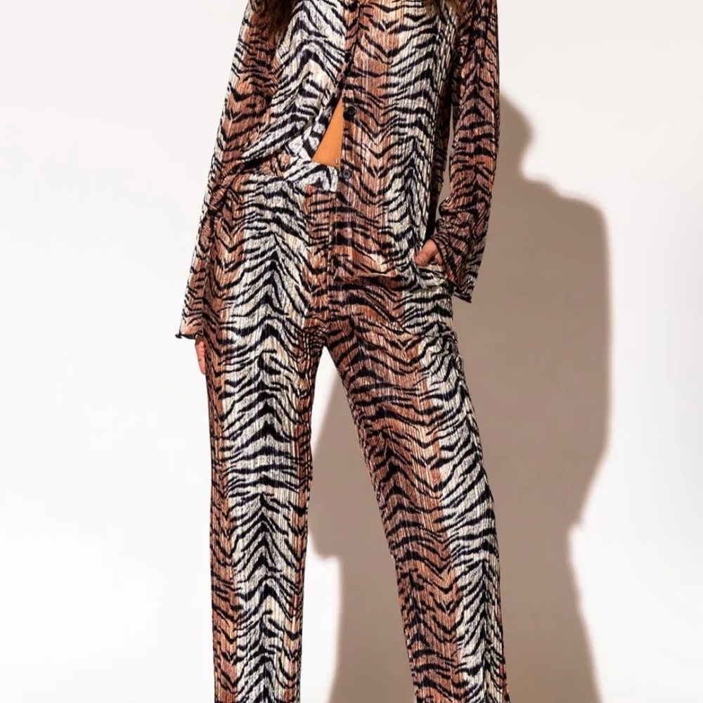 Long Sleeve Plissé Set in Go Get 'Em Tiger - Picture 2 of 5